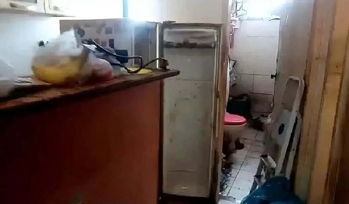 Mulher presa por esconder corpo em geladeira por 7 anos deixa prisão