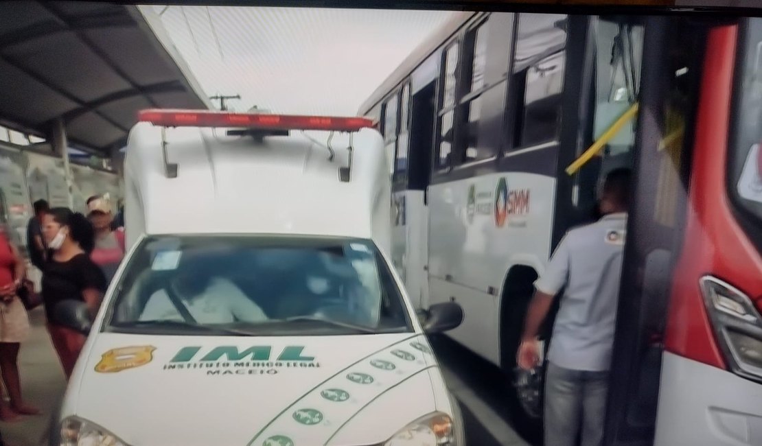 Durante discussão por uso de máscara, homem puxa faca e mata passageiro dentro de ônibus em Maceió