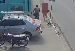 VÍDEO: Homem furta bicicleta de funcionário na entrada de escola de informática
