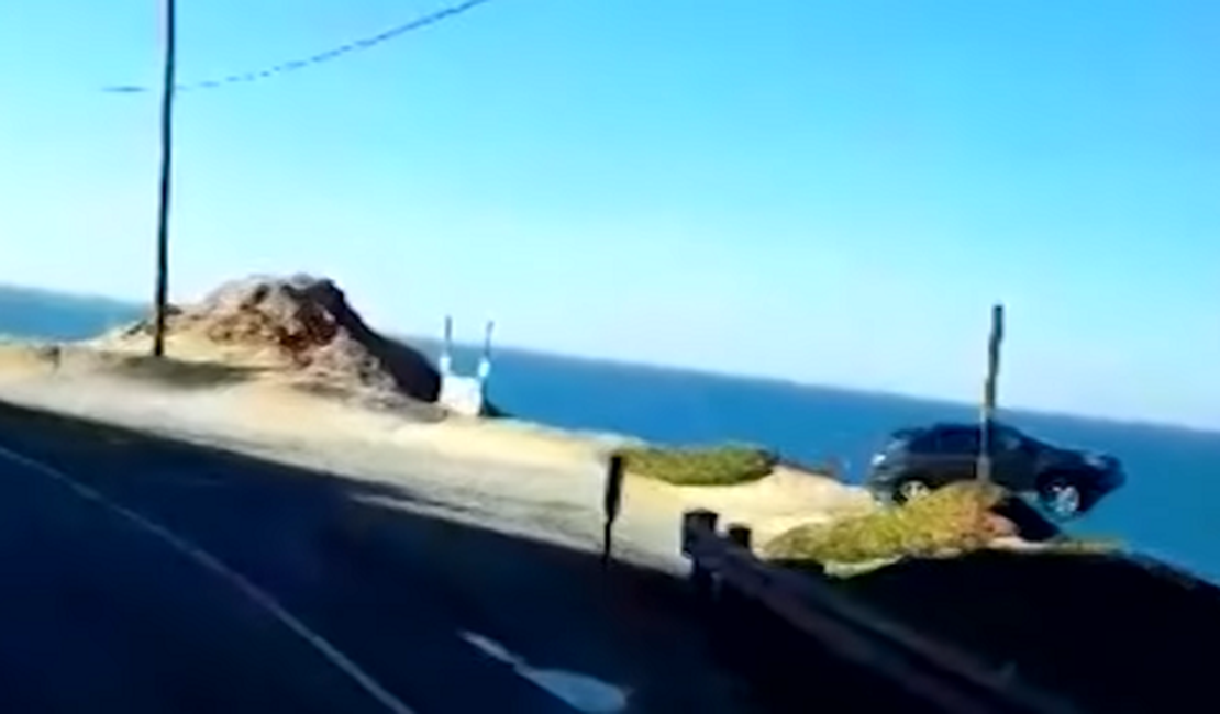 VÍDEO. Veículo desaparece no mar após despencar de precipício