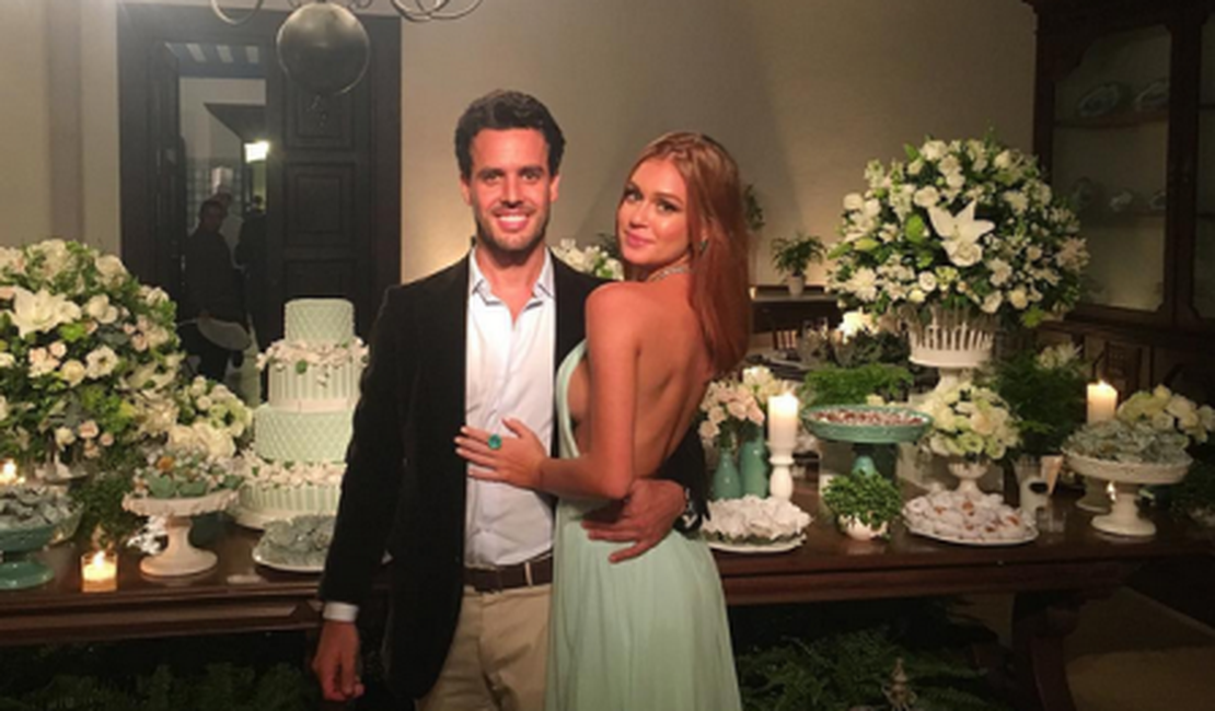 Marina Ruy Barbosa arrasa em pose com vestido decotado ao lado do noivo