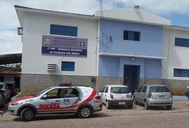 Dupla é presa com armas e drogas em van no interior de Alagoas