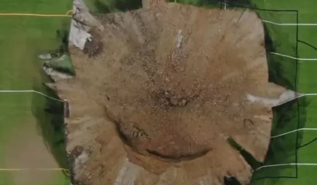 Cratera gigante se abre no meio de campo de futebol