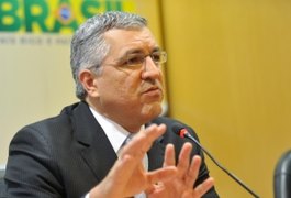 Estrangeiros não vão tirar emprego de médicos brasileiros, diz ministro