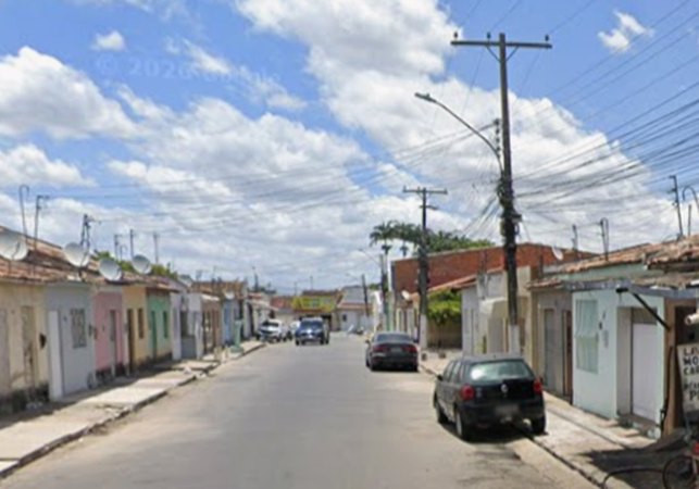 Jovem de 21 anos é socorrido após colisão entre carro e moto em Arapiraca