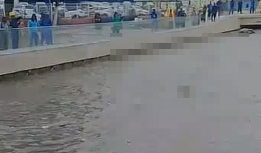 Cadáver de sexo masculino é visto nas águas do Riacho Salgadinho, em Maceió