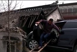 Motorista perde controle de carro e sobe em telhado de casa na China