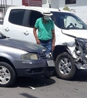 Condutor avança na parada obrigatória e provoca colisão no bairro Santa Edwiges