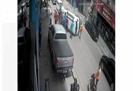 Vídeo. Câmera de segurança de estabelecimento comercial flagra capotamento em avenida de Arapiraca