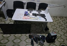 PM prende três pessoas e realiza apreensão de drogas, arma e objetos roubados em Arapiraca