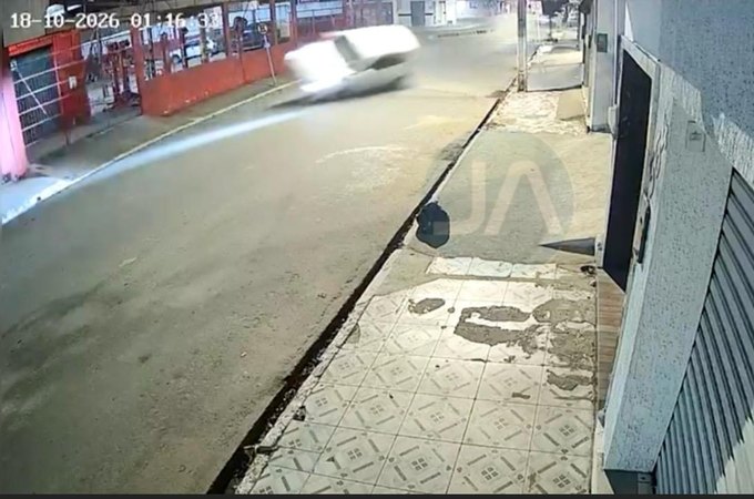 VÍDEO: Carro sob perseguição 'voa' em imagens de acidente que deixou rastro de destruição no bairro Eldorado