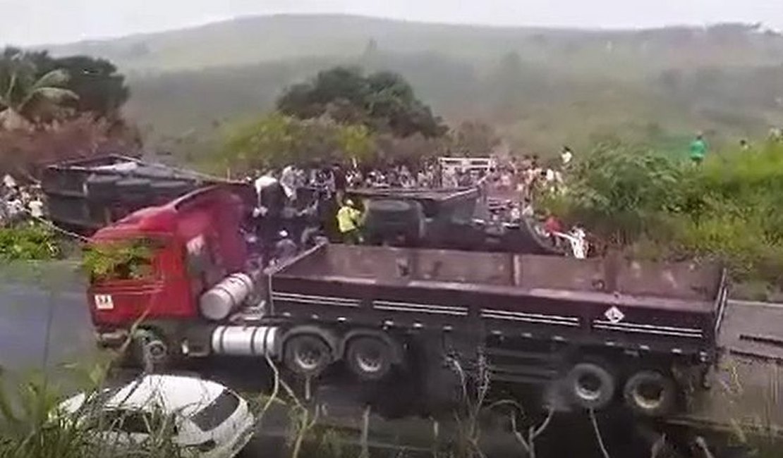 Carreta com caixas de suco tomba em Junqueiro e multidão se forma para levar a carga
