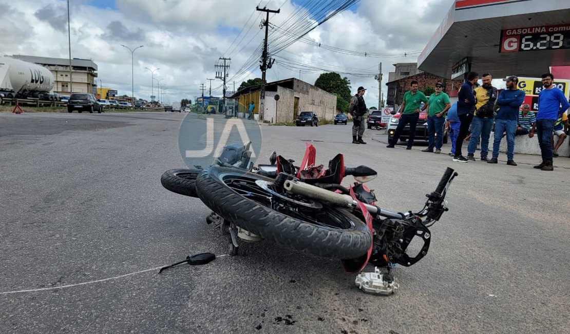 Carro e motocicleta colidem no Trevo da Igrejinha e condutor fica ferido, em Arapiraca