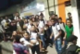 VÍDEO: Confusão generalizada com envolvimento de alunos é registrada na porta de escola em Junqueiro