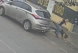 Vídeo mostra homem empurrando mulher no Centro de Arapiraca