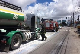 Caminhão-tanque com gasolina pega fogo no bairro do Farol, em Maceió