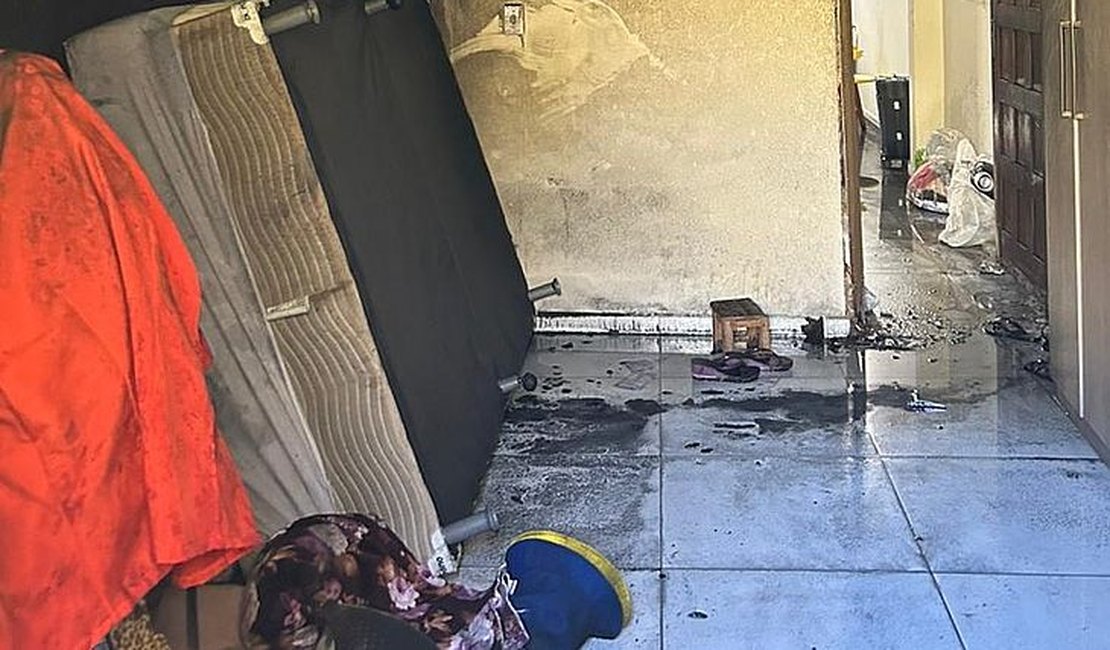 Residência pega fogo e assusta moradores em Maceió