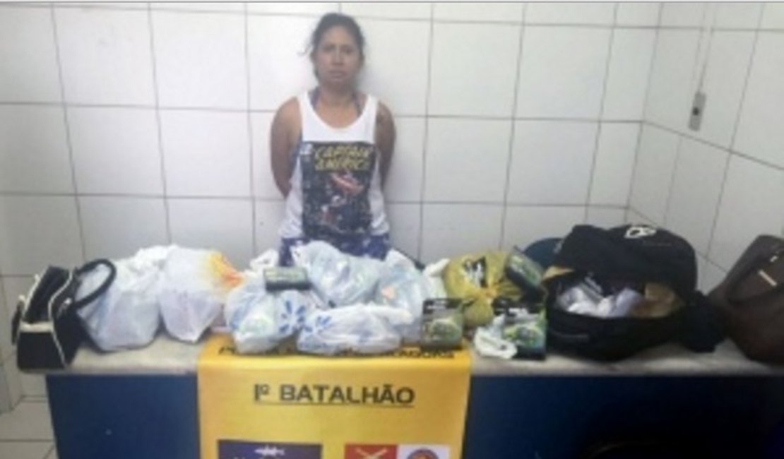 Baiana é detida suspeita de furtar objetos em supermercado na Ponta Verde