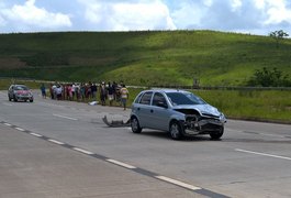 Motociclista invade contramão e provoca acidente na BR-101