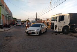 Veículo de passeio cruza na frente de caminhão e veículos colidem, em Arapiraca