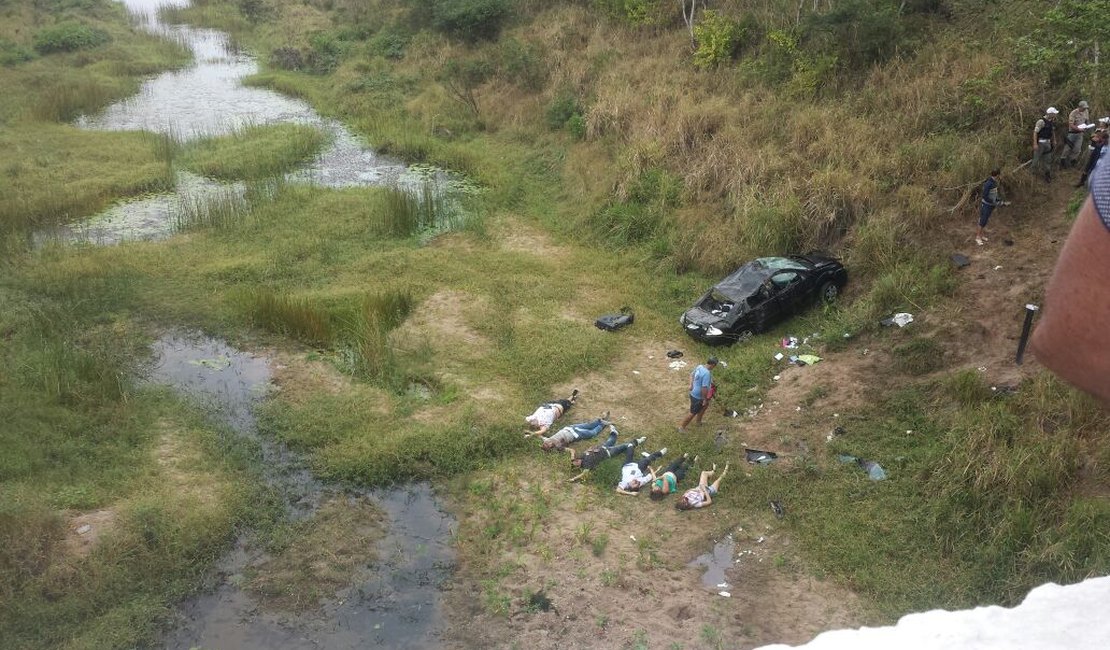 Carro cai de ponte e deixa seis mortos no Agreste de PE