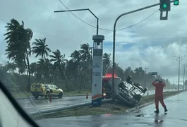 Motorista embriagado capota carro e fica ferido, no Pontal da Barra em Maceió