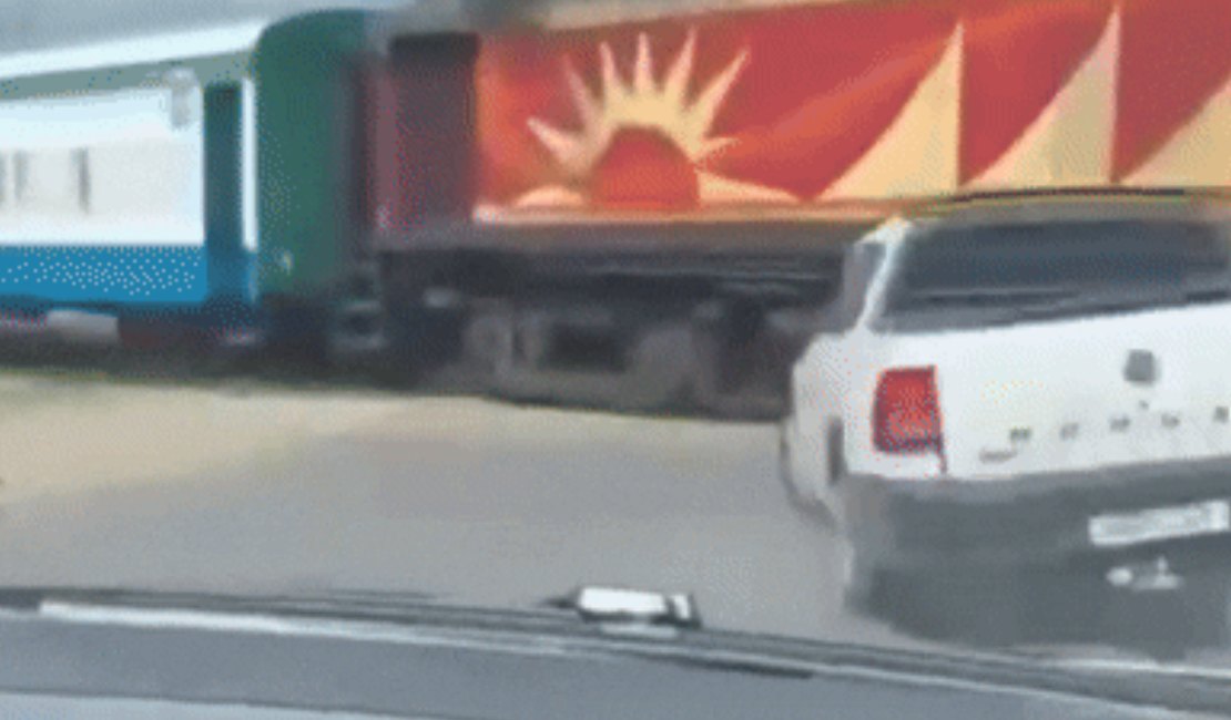 Trem atinge carro em cruzamento em Satuba