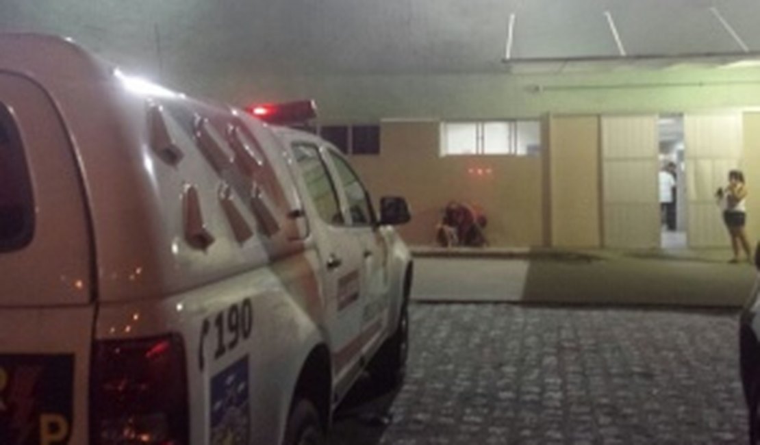 Homem é baleado e autor dos disparos é detido após ser reconhecido no hospital, em Maceió