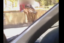 Homem é filmado abusando de criança em praça pública de Maceió