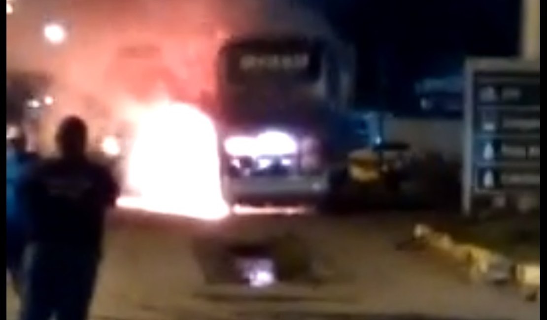 VÍDEO. Ônibus pega fogo na Cidade Universitária e Corpo de Bombeiros é acionado