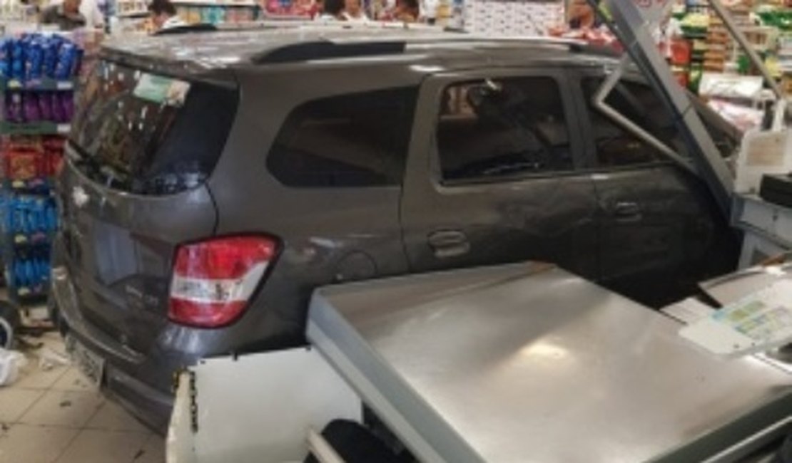 Vídeo: Mulher perde controle da direção e invade supermercado em Maceió