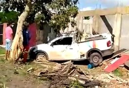 Vídeo. Ambulância colide com árvore e residência em construção, em Junqueiro