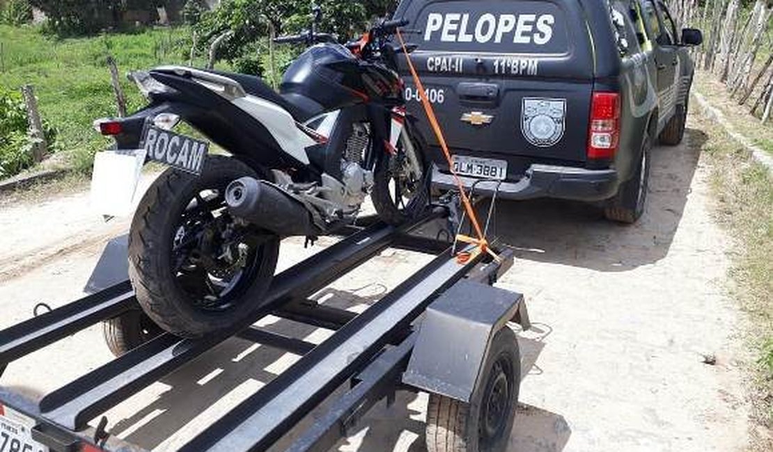 Suspeitos fogem da polícia abandonando motocicleta roubada em Penedo