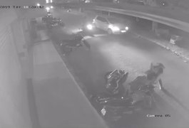 Vídeo mostra criminoso detido por populares após tentativa de assalto, em Arapiraca