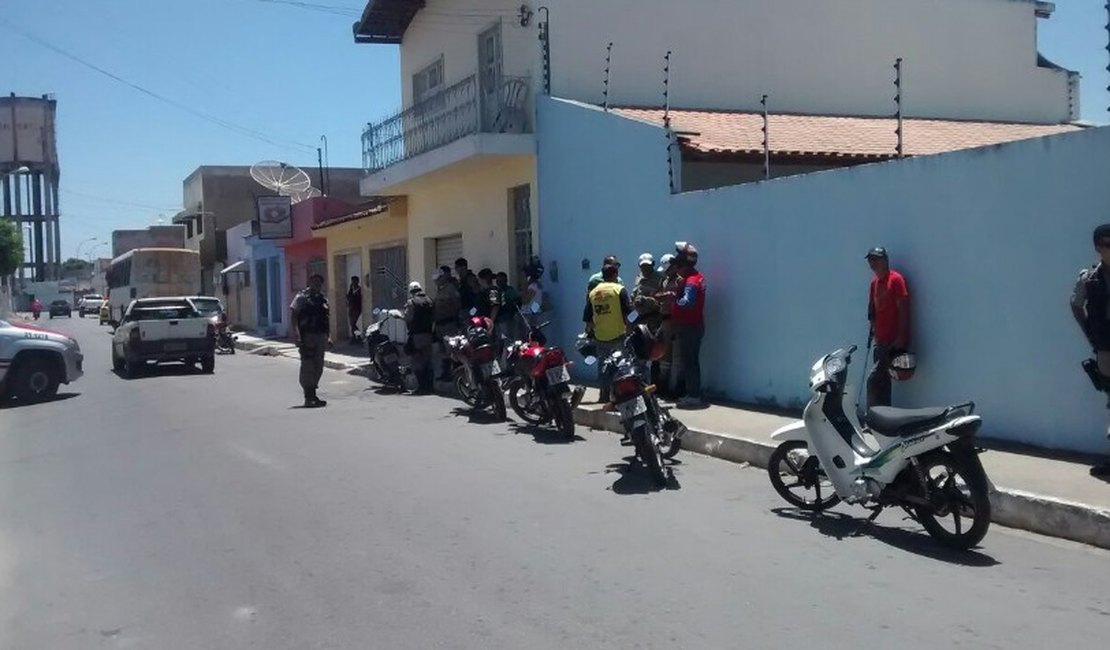 SMTT e 3º BPM realizam operação de combate aos mototaxistas clandestinos em Arapiraca