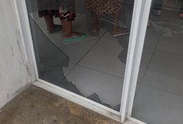 Vândalos atiram pedra em porta de vidro de agência bancária em Arapiraca