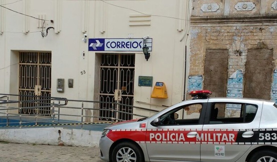 Bando assalta Correios, faz reféns e rouba viatura da PM na Paraíba