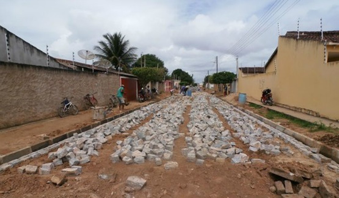 Município intensifica pavimentação no bairro de Baixa Grande