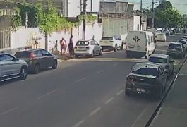 VÍDEO: Câmera de segurança flagra furto de objetos em carro na Avenida Rio Branco, em Arapiraca