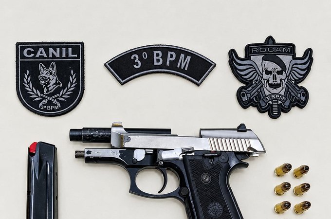 Jovem é preso com pistola e maconha após tentar fugir pelo telhado de residência em Arapiraca