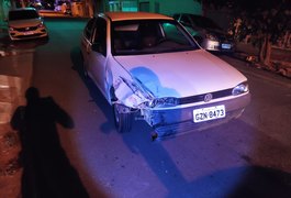 Motorista embriagado bate em cinco carros e ameaça servidor público com madeira em Delmiro Gouveia