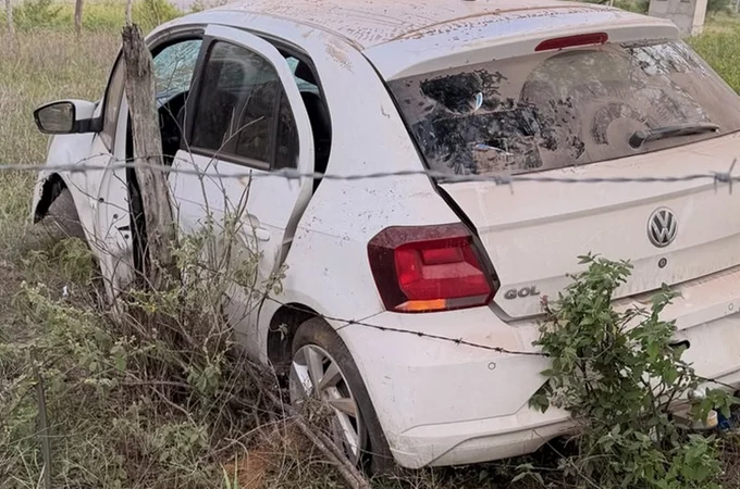 Carro capota e para às margens da AL-130, entre Ouro Branco e Maravilha