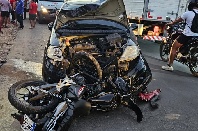 Duas pessoas ficam feridas em batida envolvendo carro e moto em Arapiraca