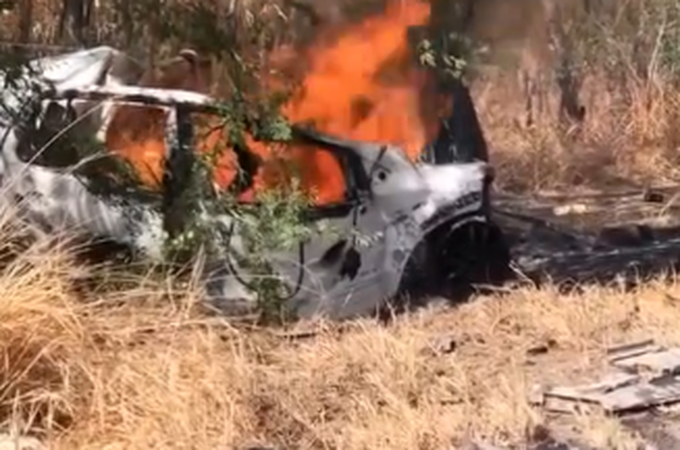 Carro pega fogo e três pessoas morrem carbonizadas após colisão com caminhão em Inhapi