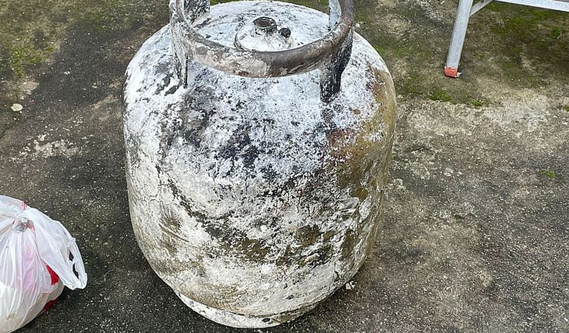 Incêndio em botijão de gás deixa mulher ferida, em Maceió