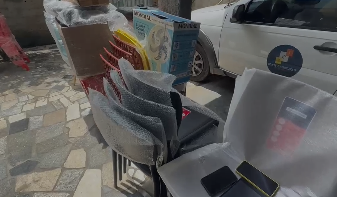 Mulher é presa por revender produtos desviados de grande rede varejista, em Maceió