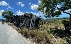 Carreta tomba na Ladeira do Catolé