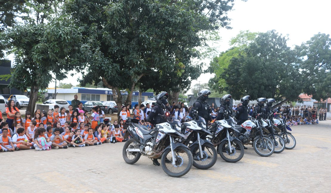 VÍDEO. 3° Batalhão da PM recebe alunos de escolas do Agreste em semana de alusão ao Dia do Soldado