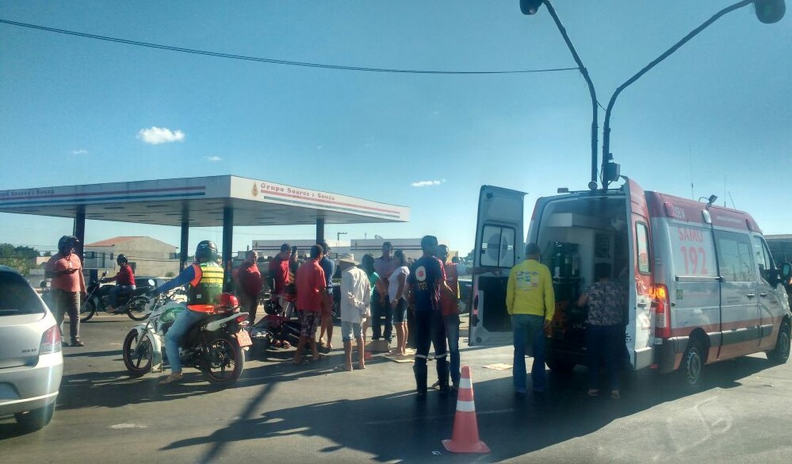 Motociclista fica ferido após colidir em carro no trevo da Massaranduba, em Arapiraca