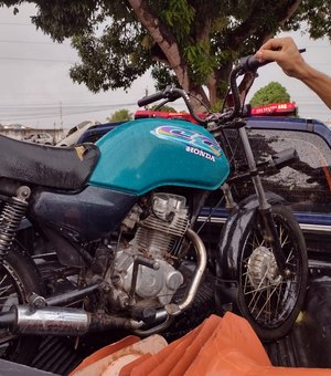 Cacimbinhas: Borracheiro empresta moto roubada para adolescente e cinco pessoas vão parar na delegacia